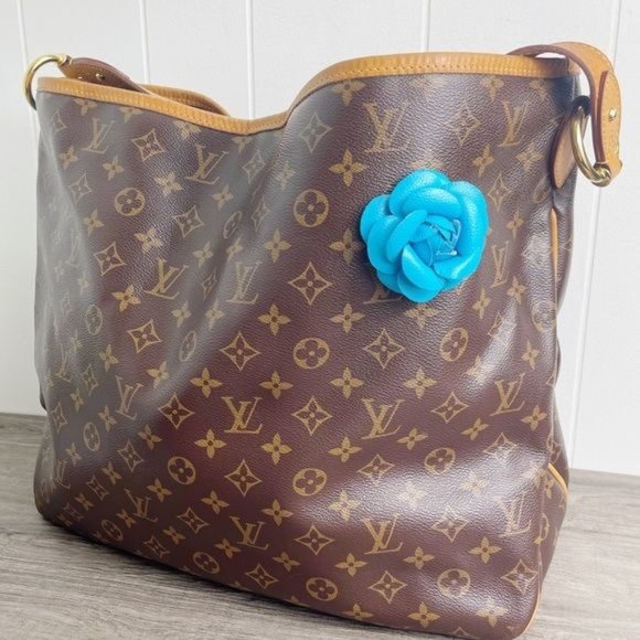 Camellia Flower Magnetic Vegan Leather Bag Charm - Picture 3 of 16